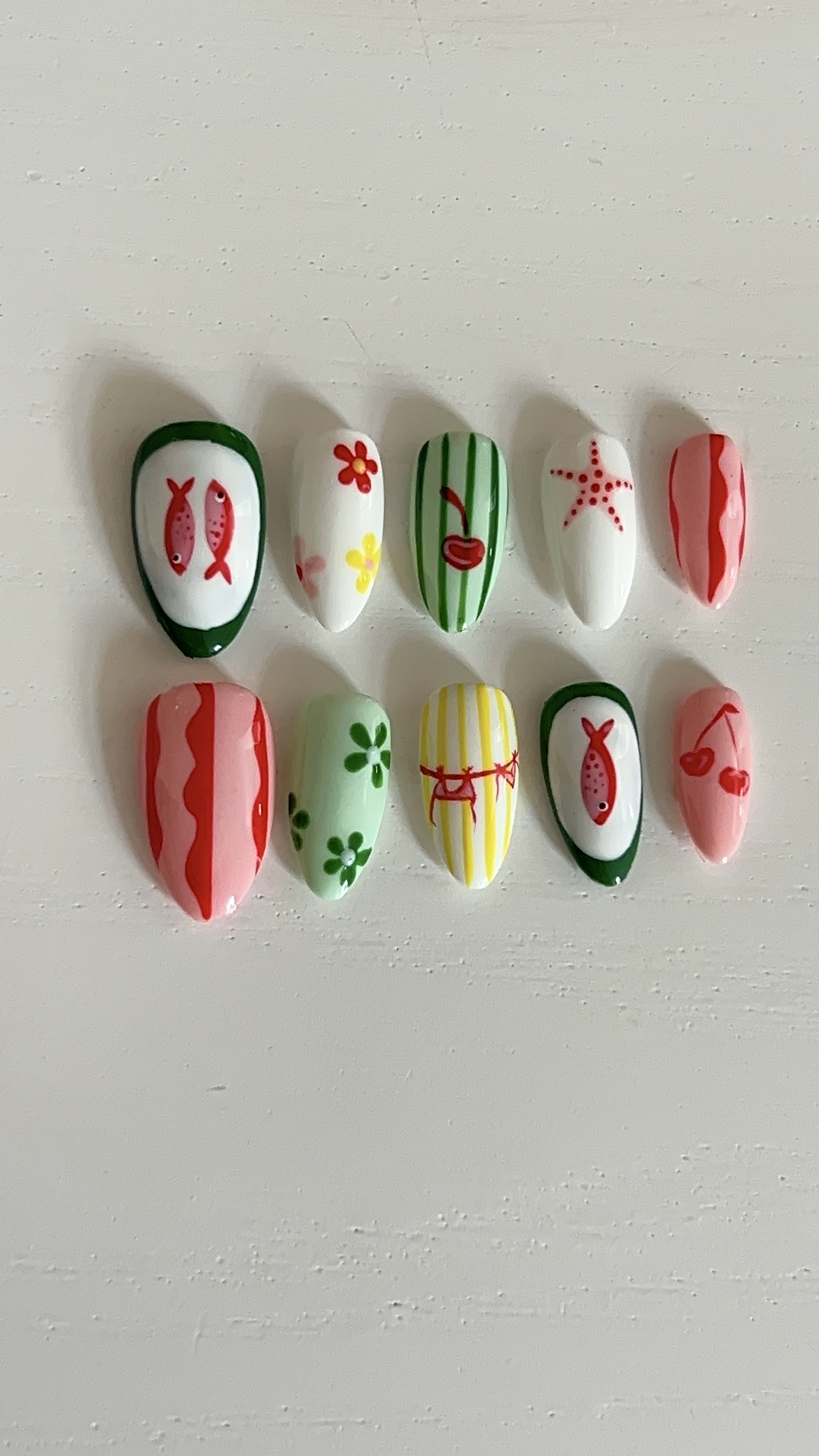 Press-on nails sur-mesure Maddy Nails — design pastèque, tons rose et vert vif