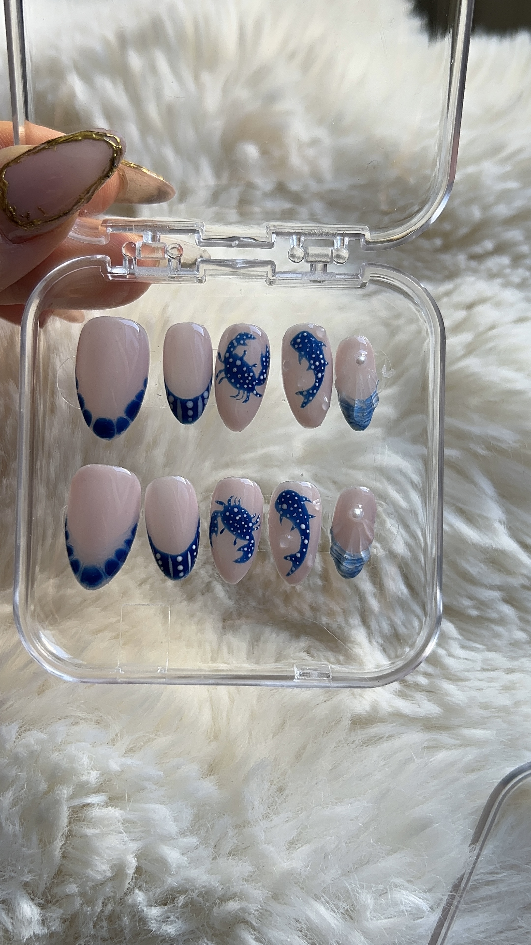 Press-on nails sur-mesure Maddy Nails — design blue fish, tons bleus et aquatiques
