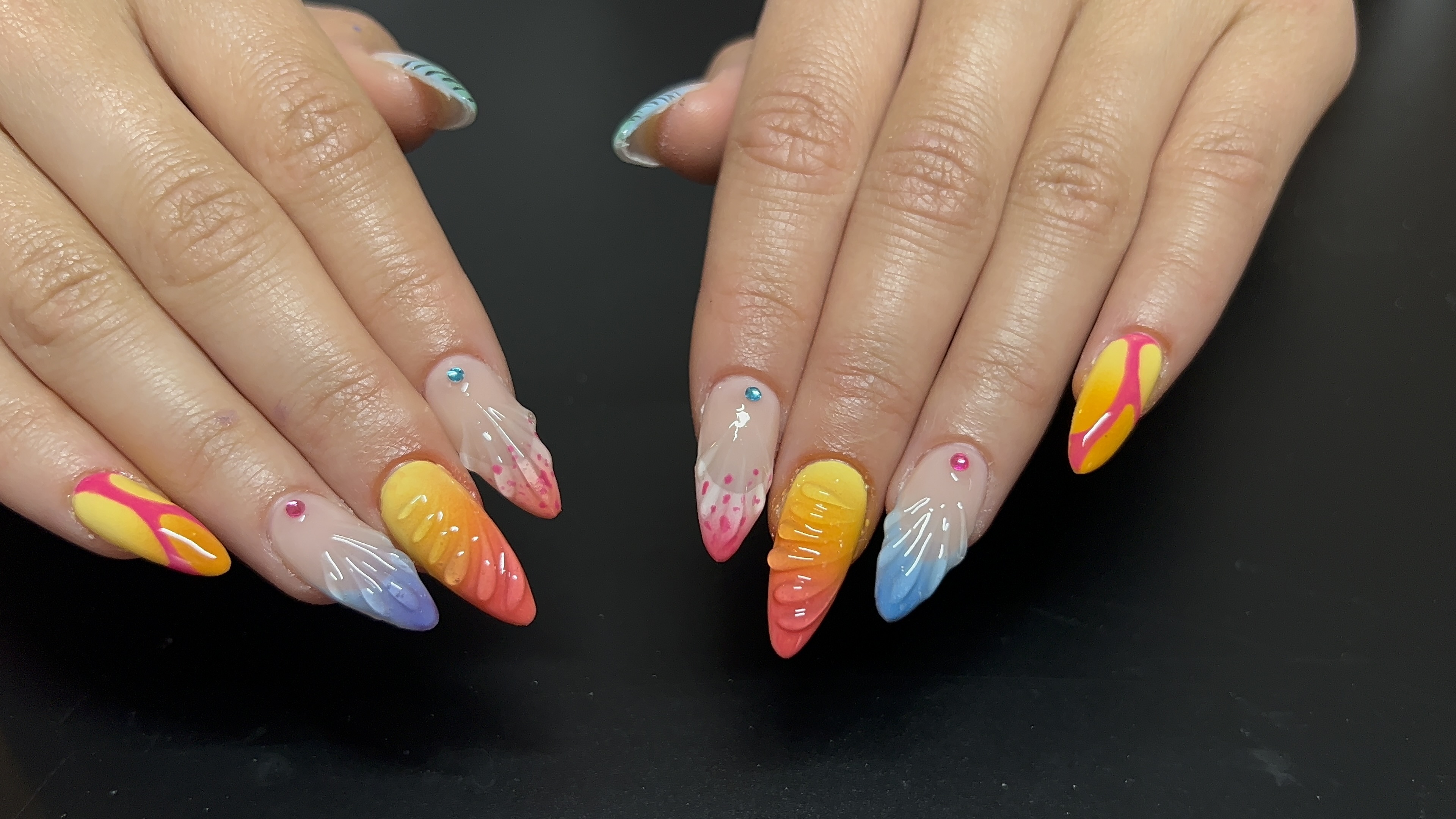Pose ongles naturels par Madeleine — nail art 3D floral avec détails dorés