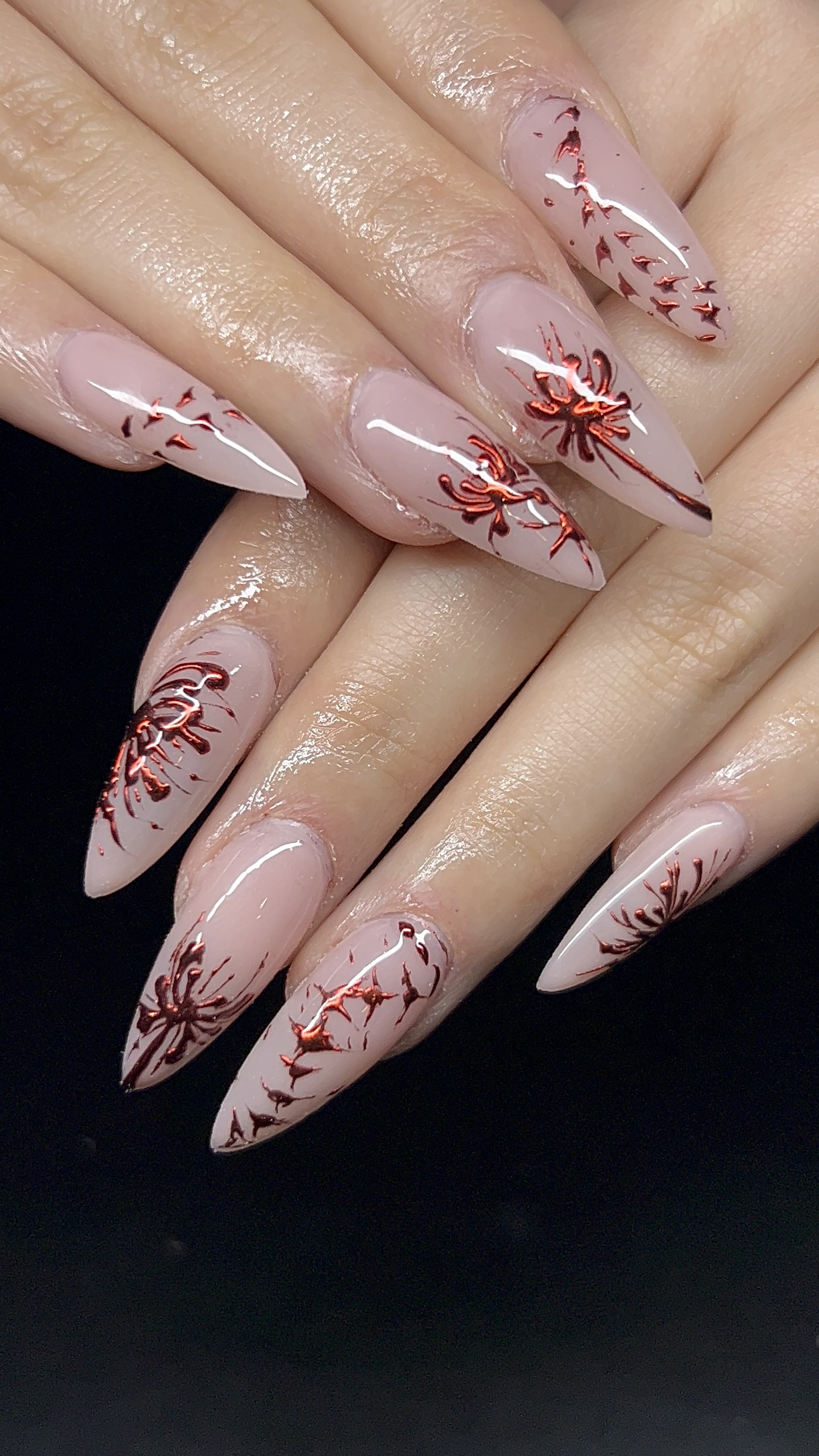 Pose ongles naturels par Madeleine — chrome bordeaux effet miroir