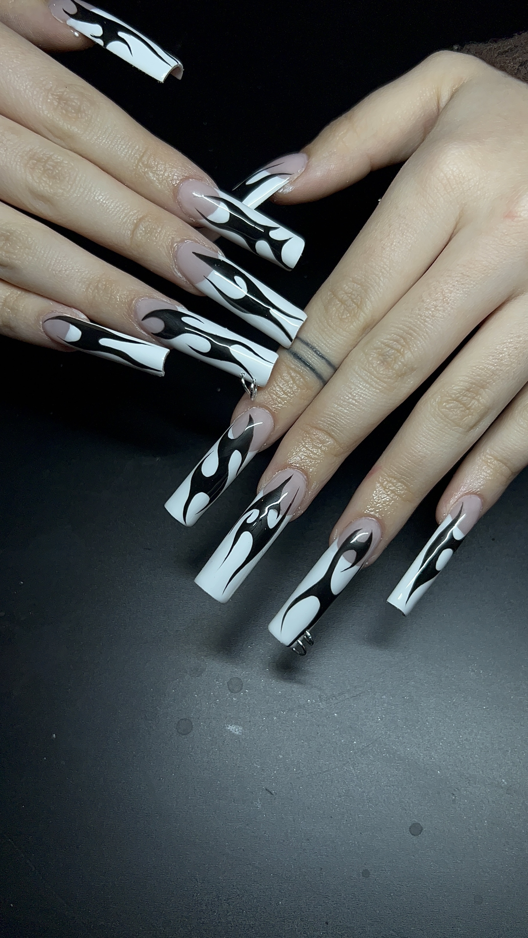 Pose ongles naturels par Madeleine — flames graphiques noir et blanc