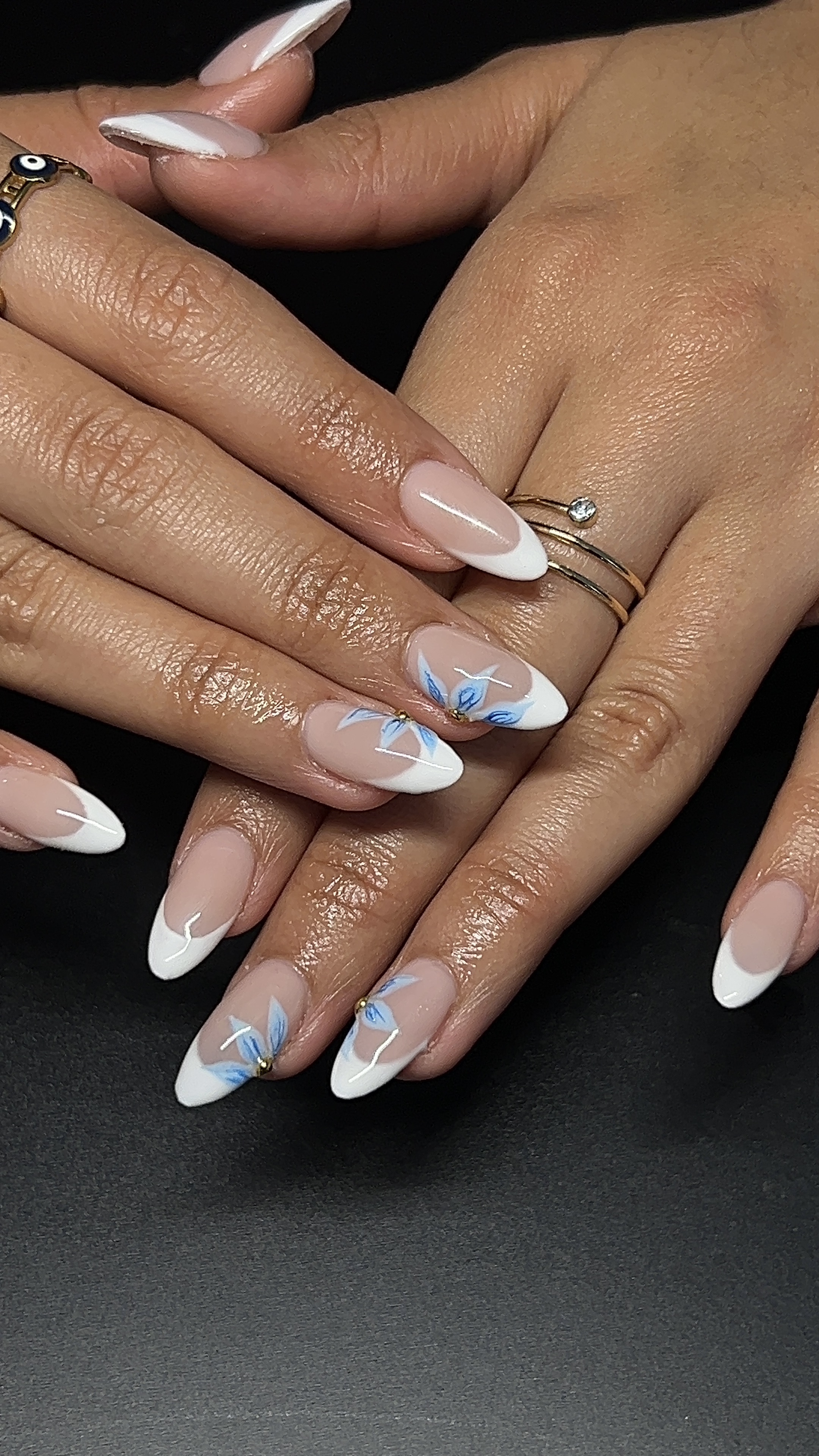 Exemple Artiste — nail art léger, blooming gel, 3D simple